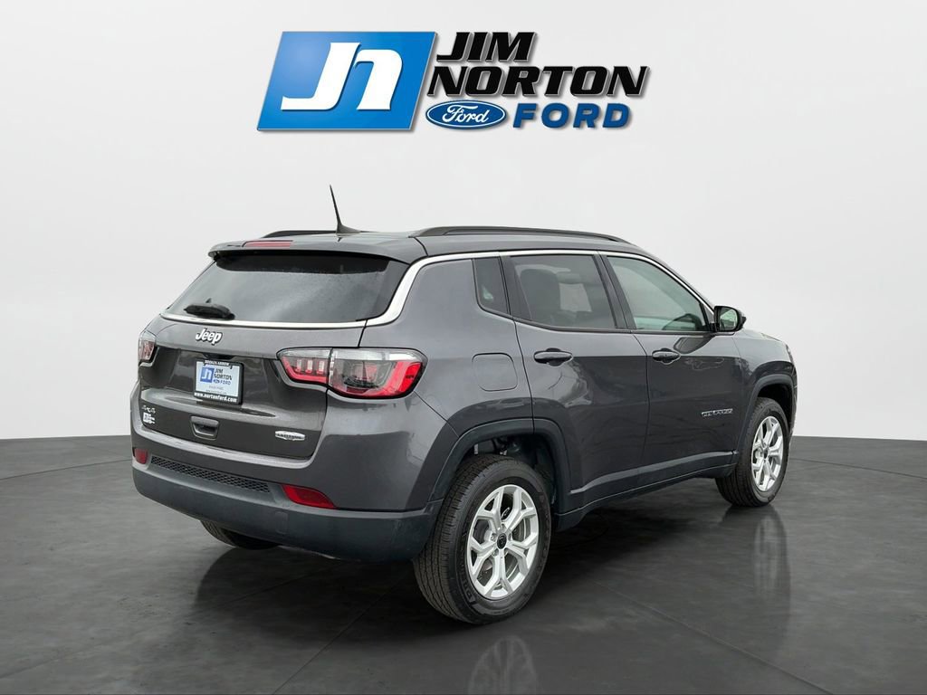 Used 2022 Jeep Compass Latitude w/ Convenience Group AWD/4WD image 3