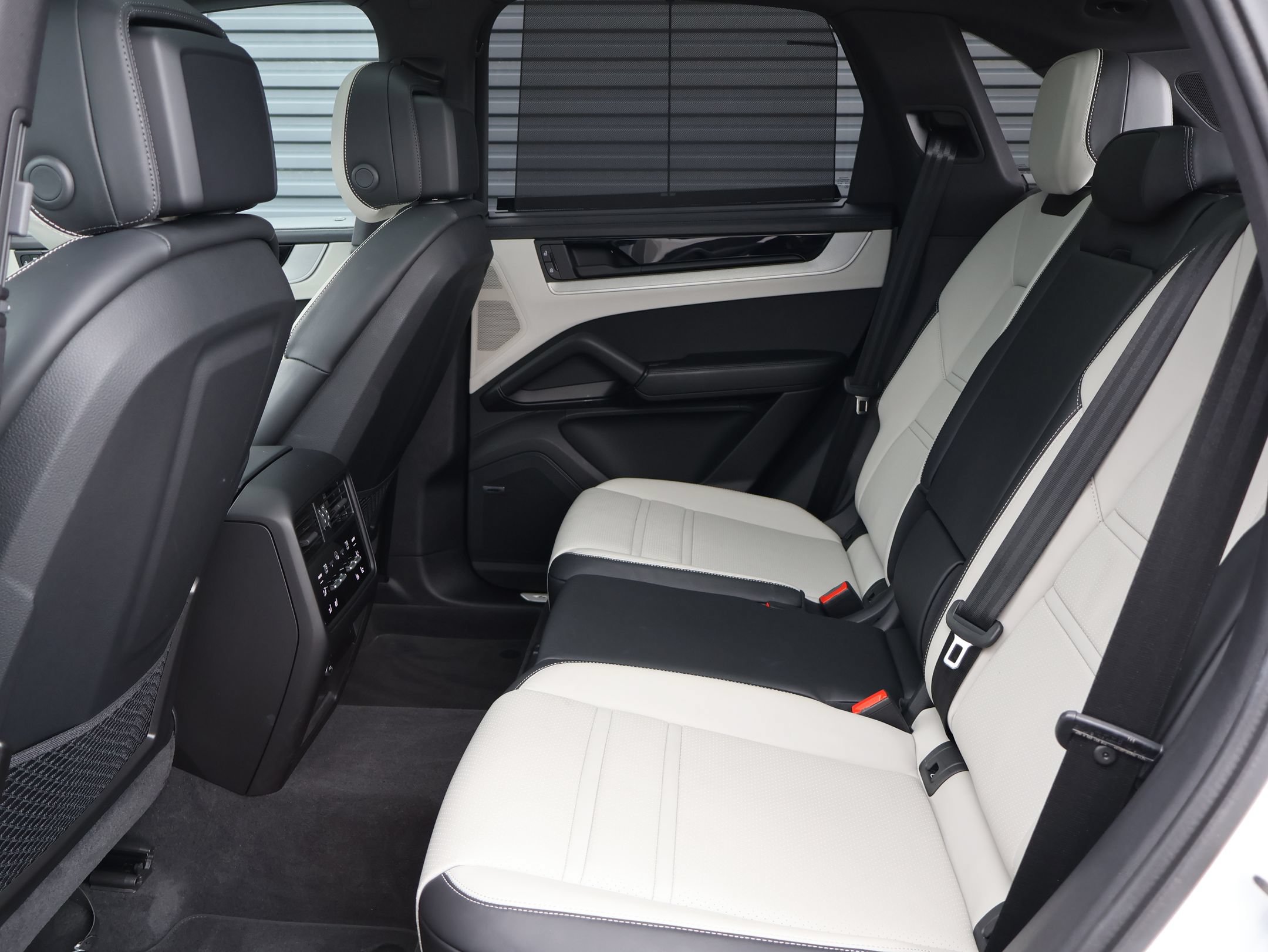 Certified 2025 Porsche Cayenne AWD/4WD image 27