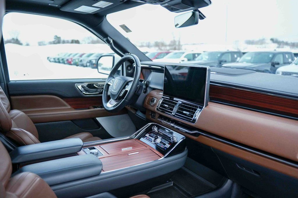 Used 2024 Lincoln Navigator Reserve image 17