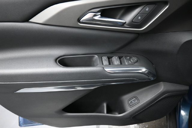 Used 2025 Chevrolet Traverse LT FWD image 13