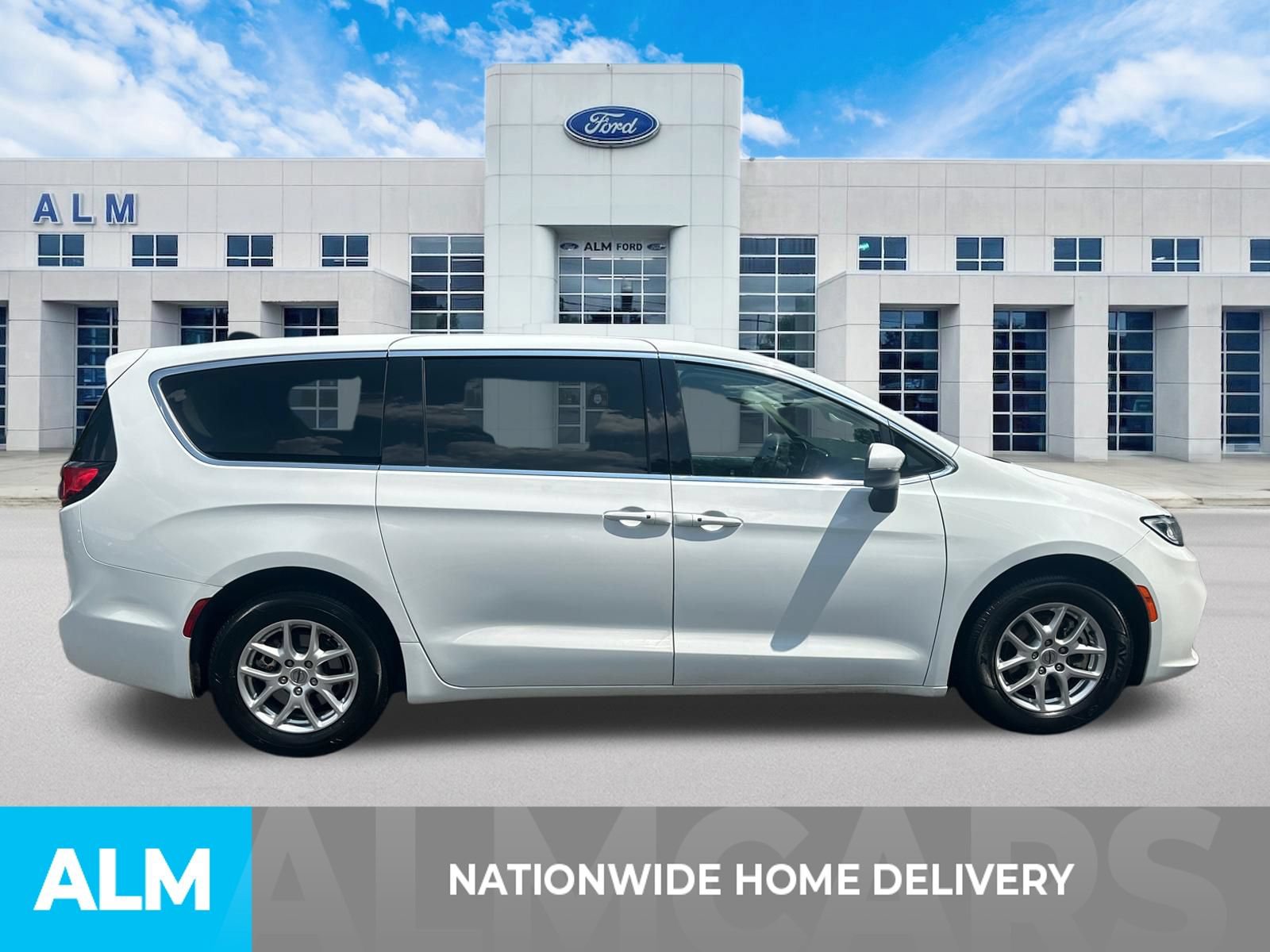 Used 2023 Chrysler Pacifica Touring-L FWD image 4