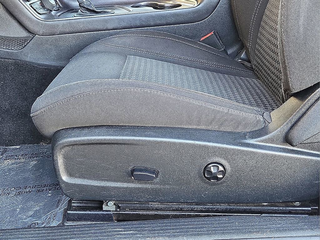 Used 2015 Dodge Challenger SXT image 19