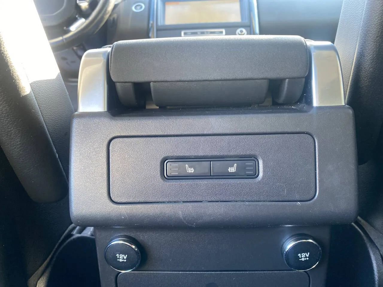 Used 2018 Land Rover Discovery SE image 19