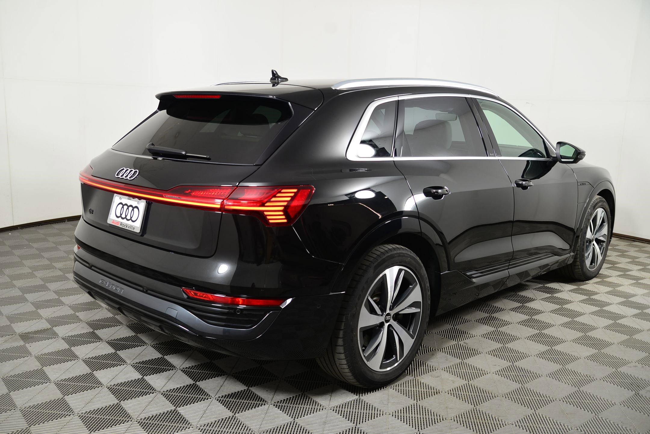 Certified 2024 Audi Q8 e-tron Premium Plus w/ Premium Plus Package image 9