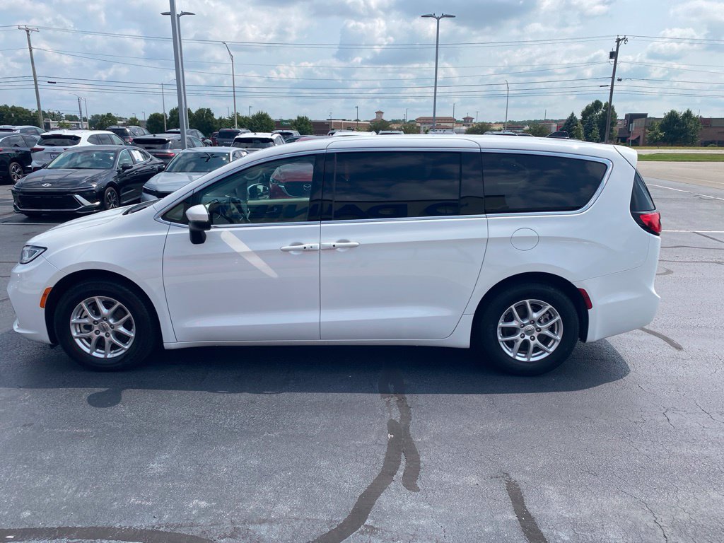 Used 2023 Chrysler Pacifica Touring-L FWD image 4