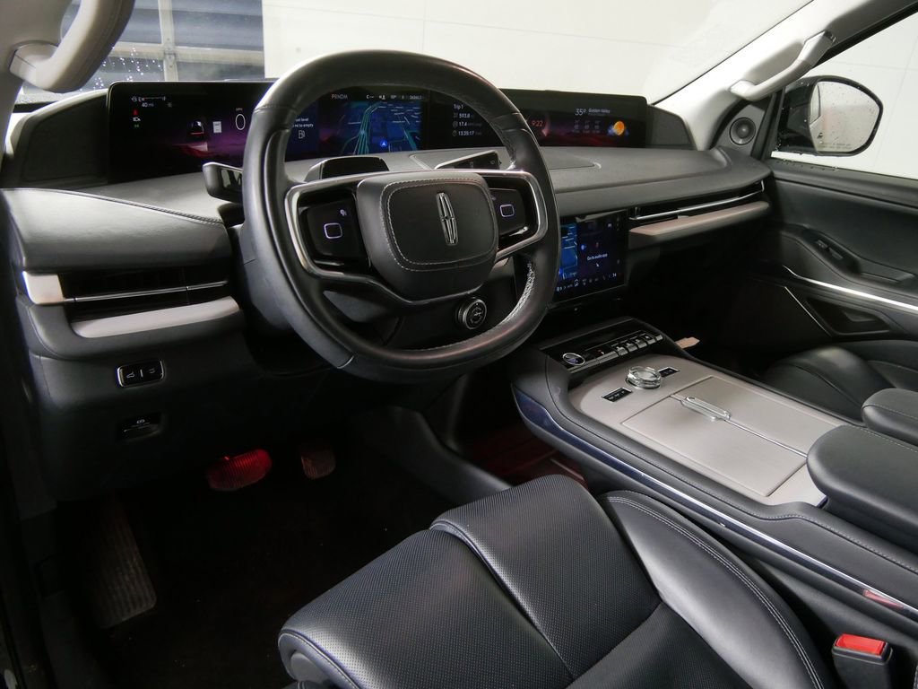 Used 2025 Lincoln Navigator Reserve image 17