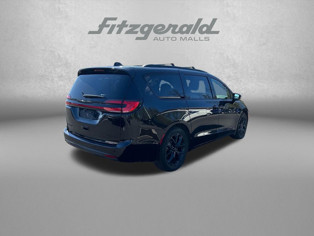 Used 2025 Chrysler Pacifica Limited image 5