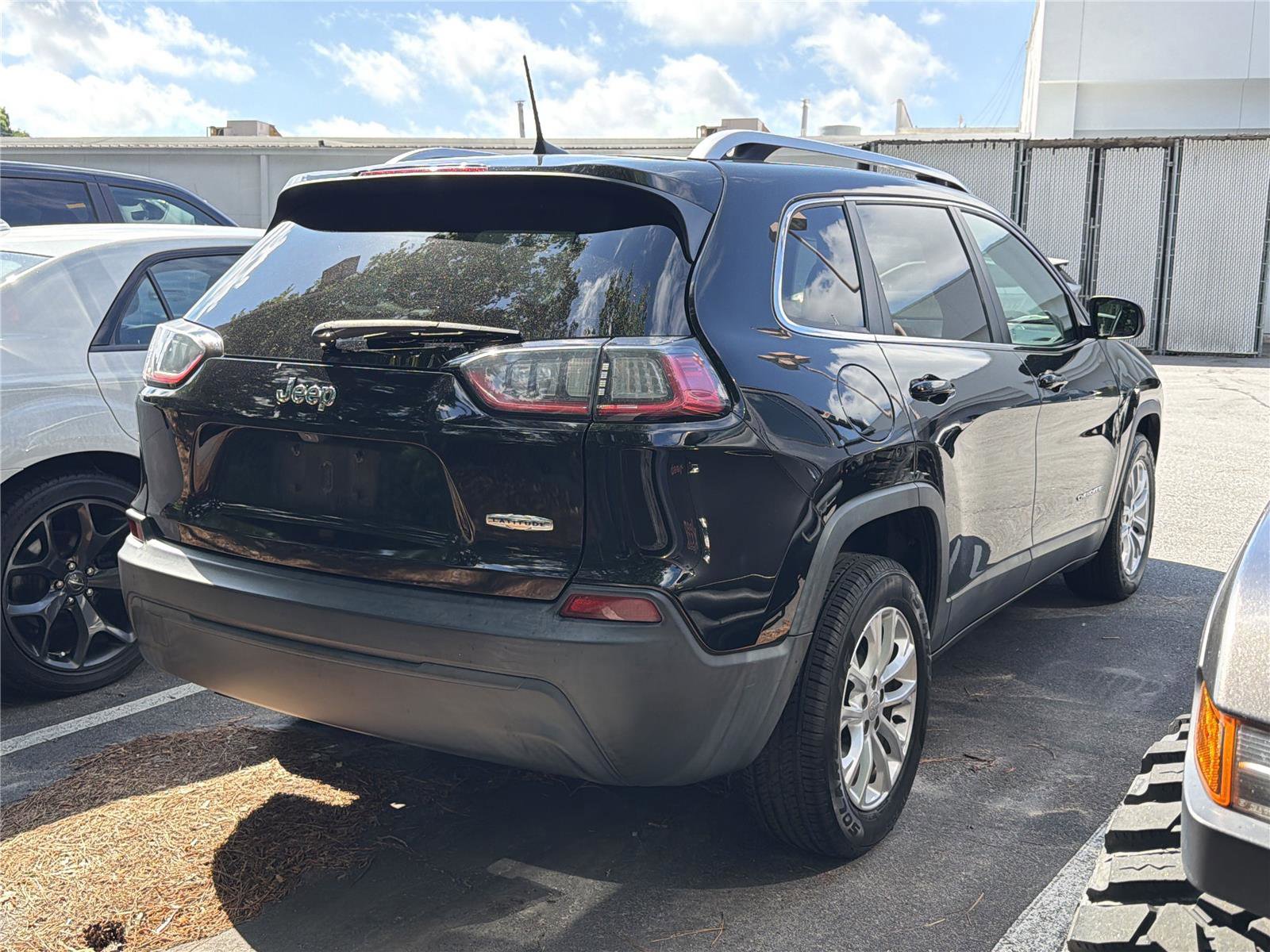 Used 2019 Jeep Cherokee Latitude w/ Popular Appearance Group FWD image 4