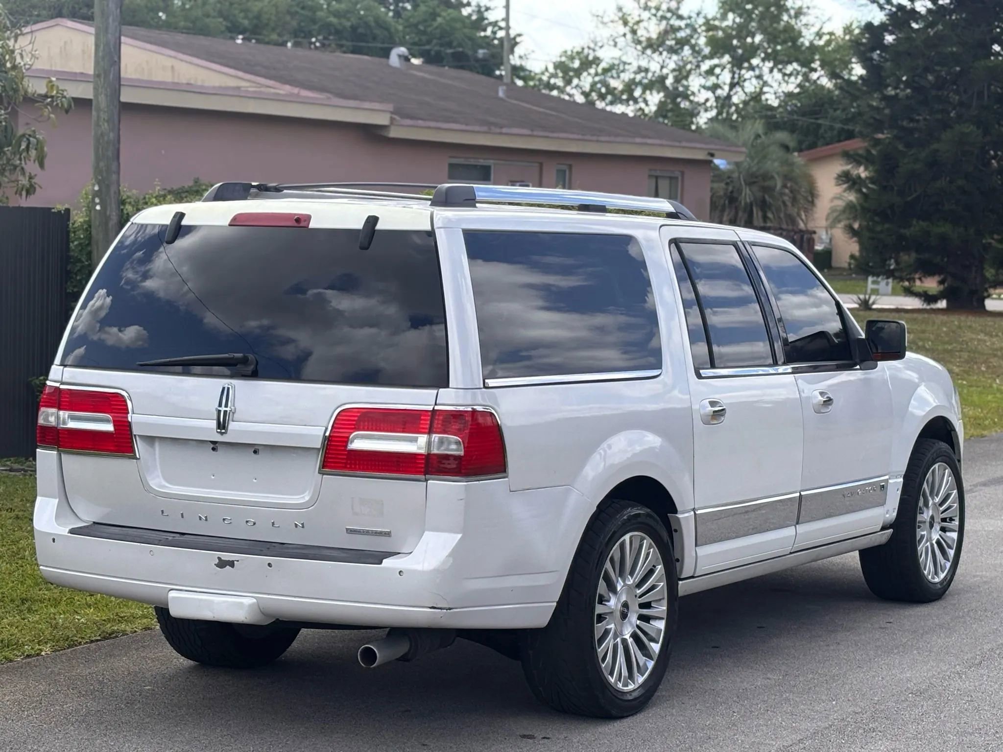 Used 2010 Lincoln Navigator L 4WD image 5