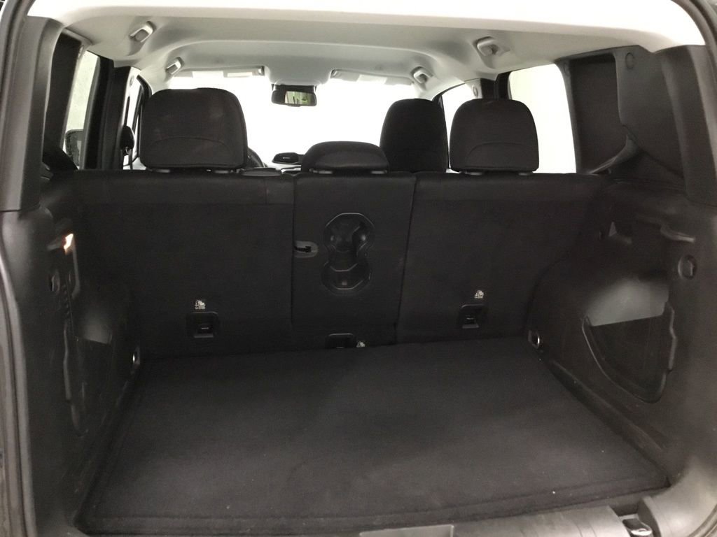 Used 2022 Jeep Renegade Latitude w/ Convenience Group AWD/4WD image 17