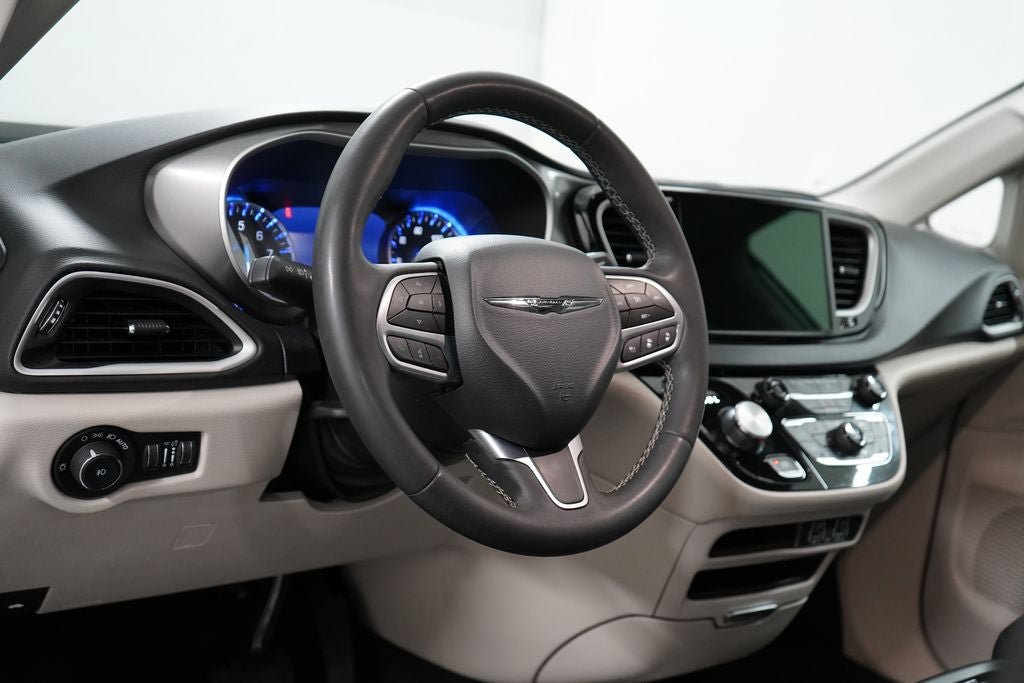 Used 2024 Chrysler Pacifica Touring-L FWD image 13