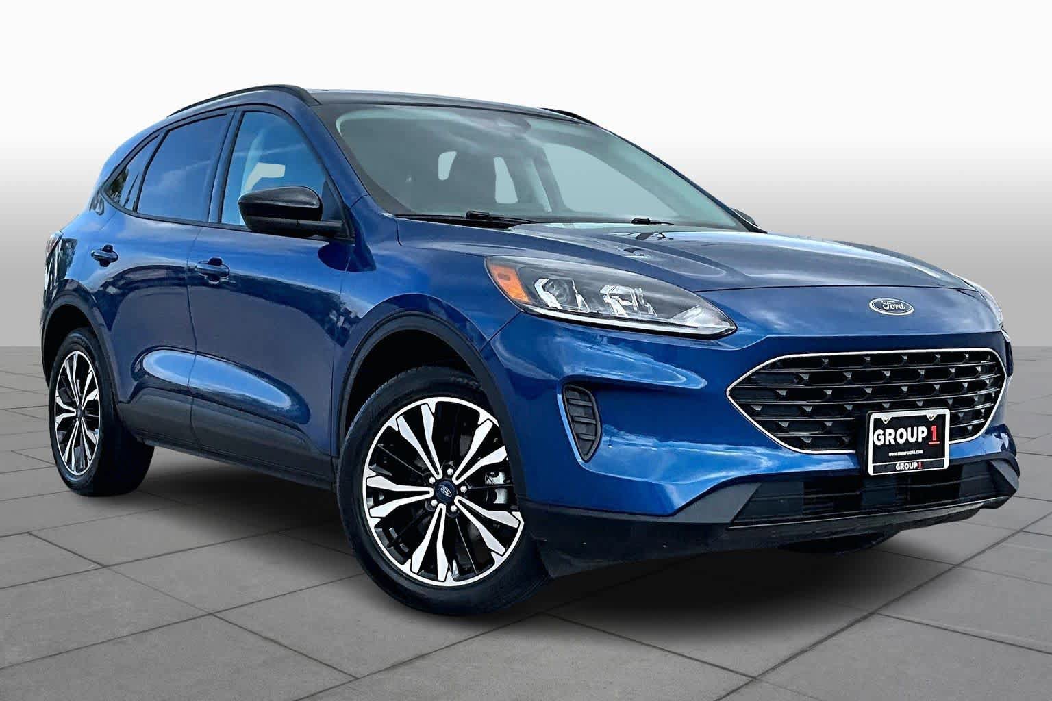 Used 2022 Ford Escape SE w/ SE Sport Appearance Package AWD/4WD image 3