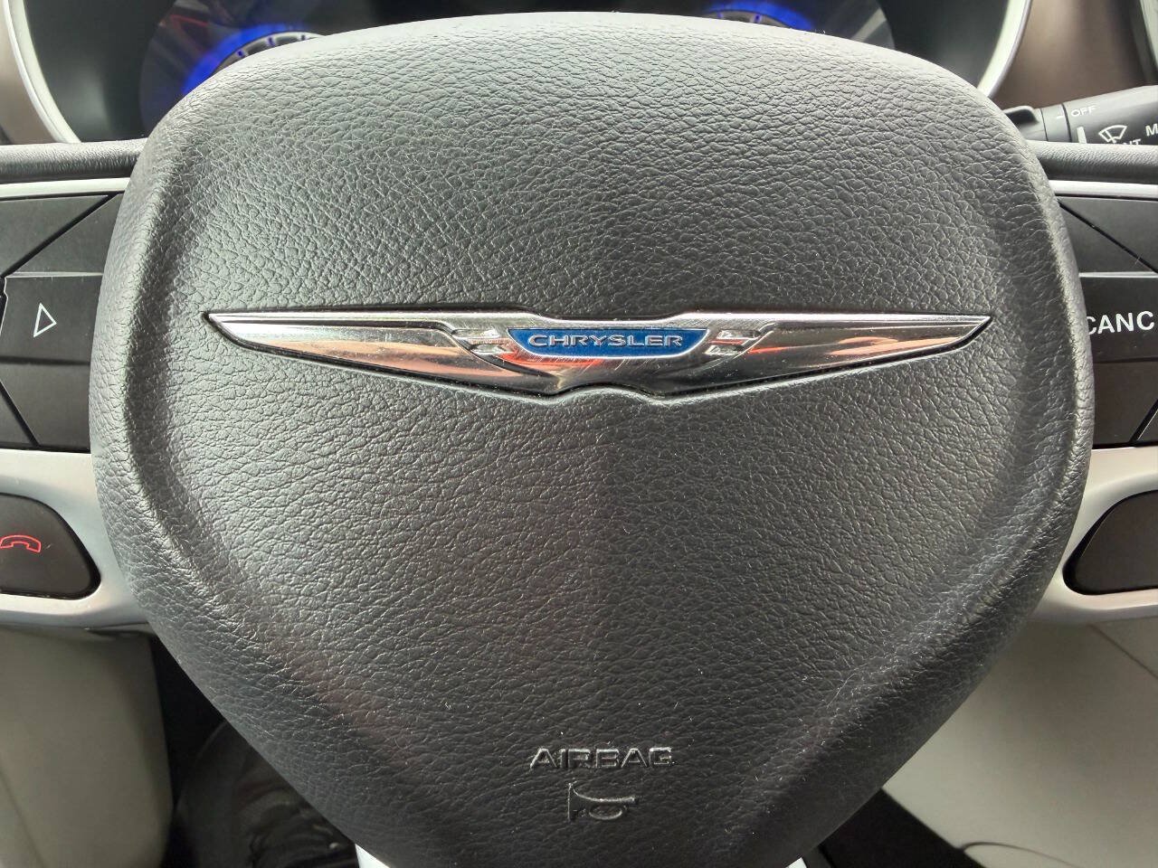 Used 2017 Chrysler Pacifica Touring-L FWD image 21