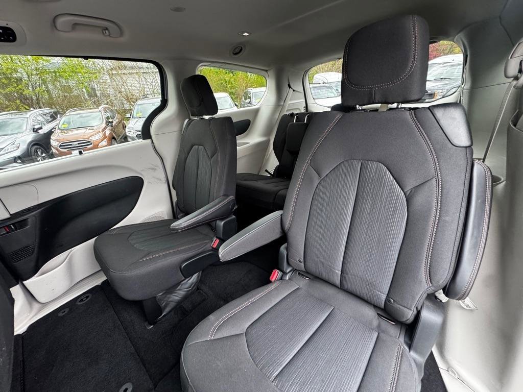Used 2018 Chrysler Pacifica Touring Plus FWD image 11