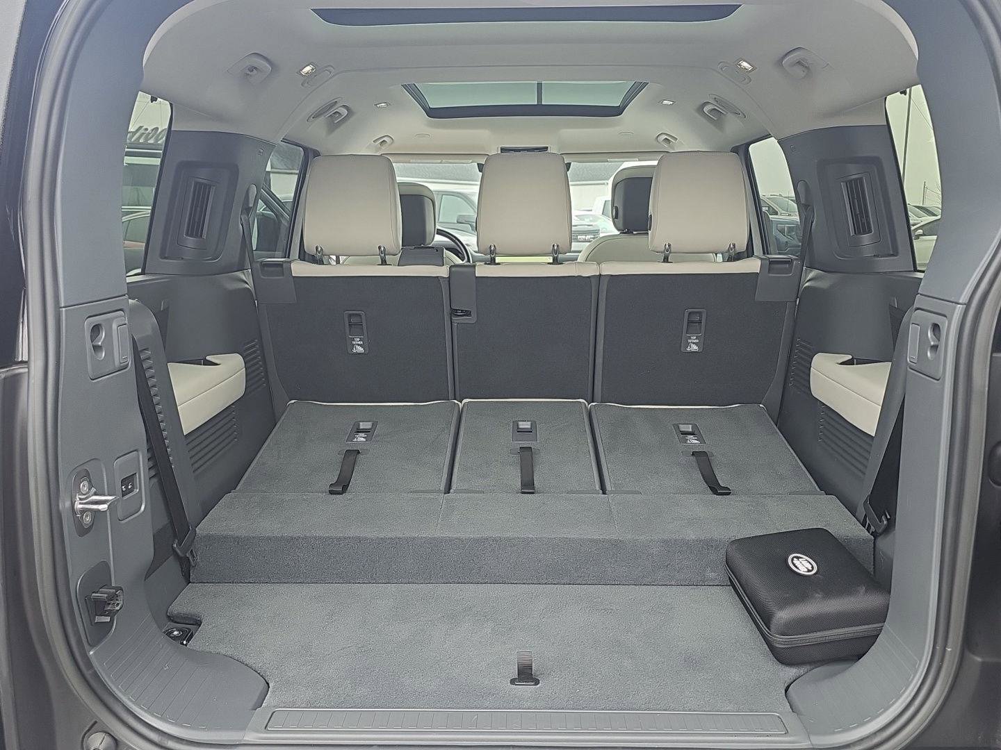 Used 2023 Land Rover Defender 130 SE image 32