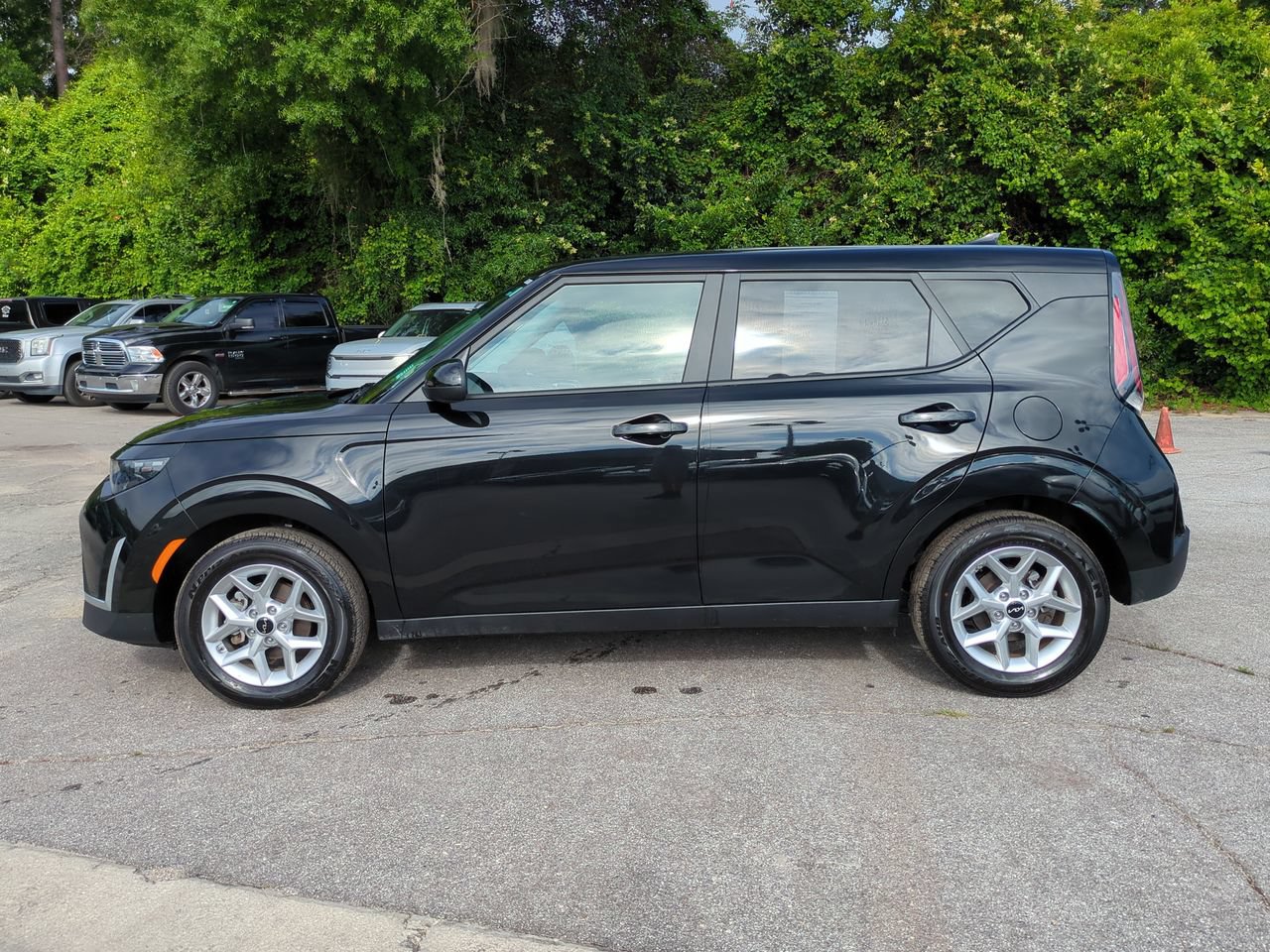 Certified 2025 Kia Soul LX w/ LX Technology Package FWD image 8