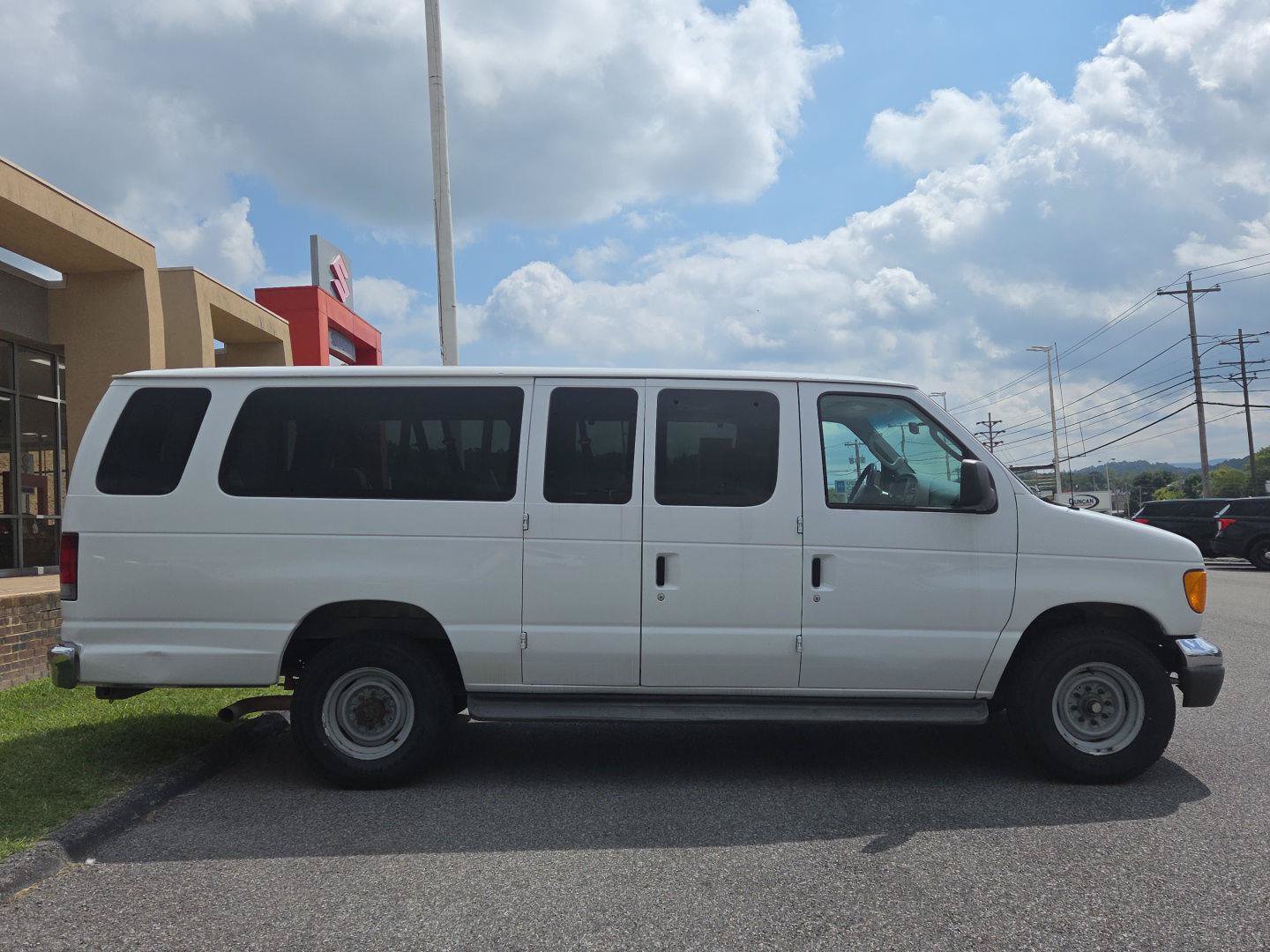 Used 2007 Ford E-350 and Econoline 350 XLT RWD image 2