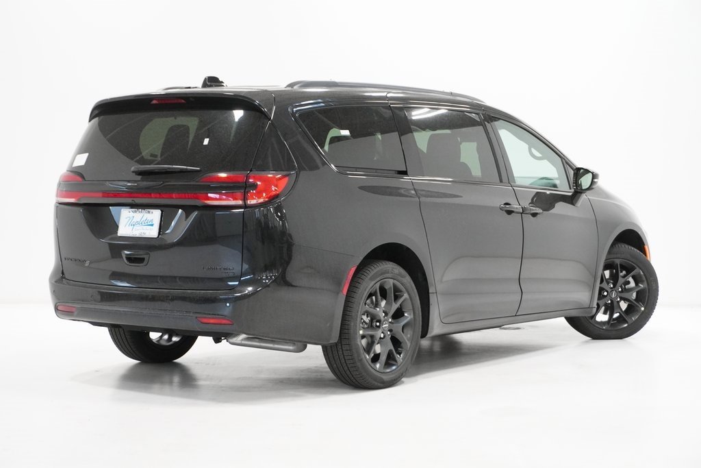 Used 2024 Chrysler Pacifica Limited w/ S Appearance Package image 7