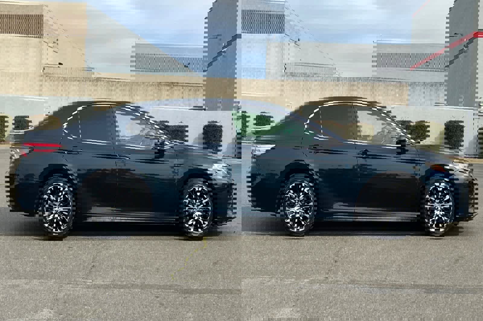 Used 2018 Toyota Camry SE image 6