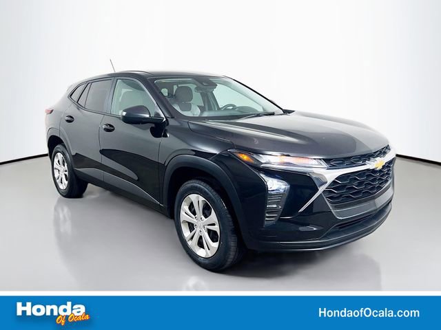 Used 2025 Chevrolet Trax LS FWD image 1