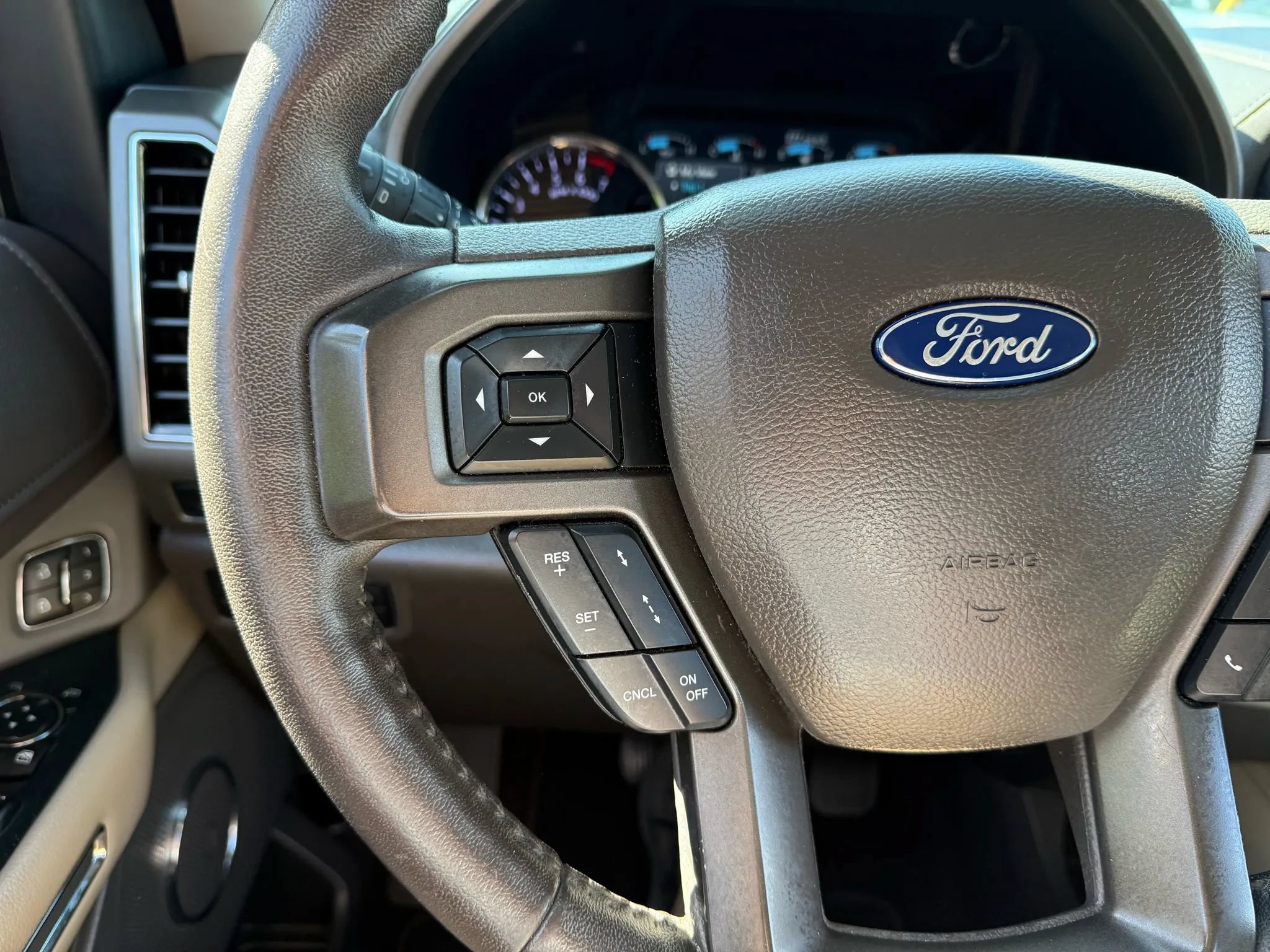 Used 2018 Ford Expedition XLT w/ Equipment Group 202A RWD image 25