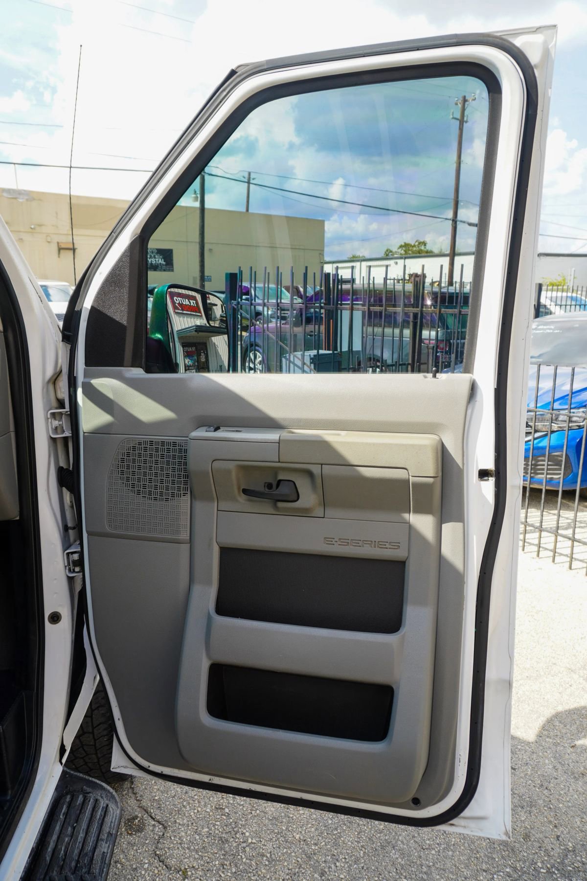 Used 2011 Ford E-350 and Econoline 350 XLT image 12
