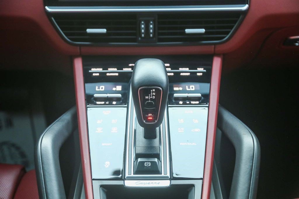 Used 2023 Porsche Cayenne Platinum Edition image 13