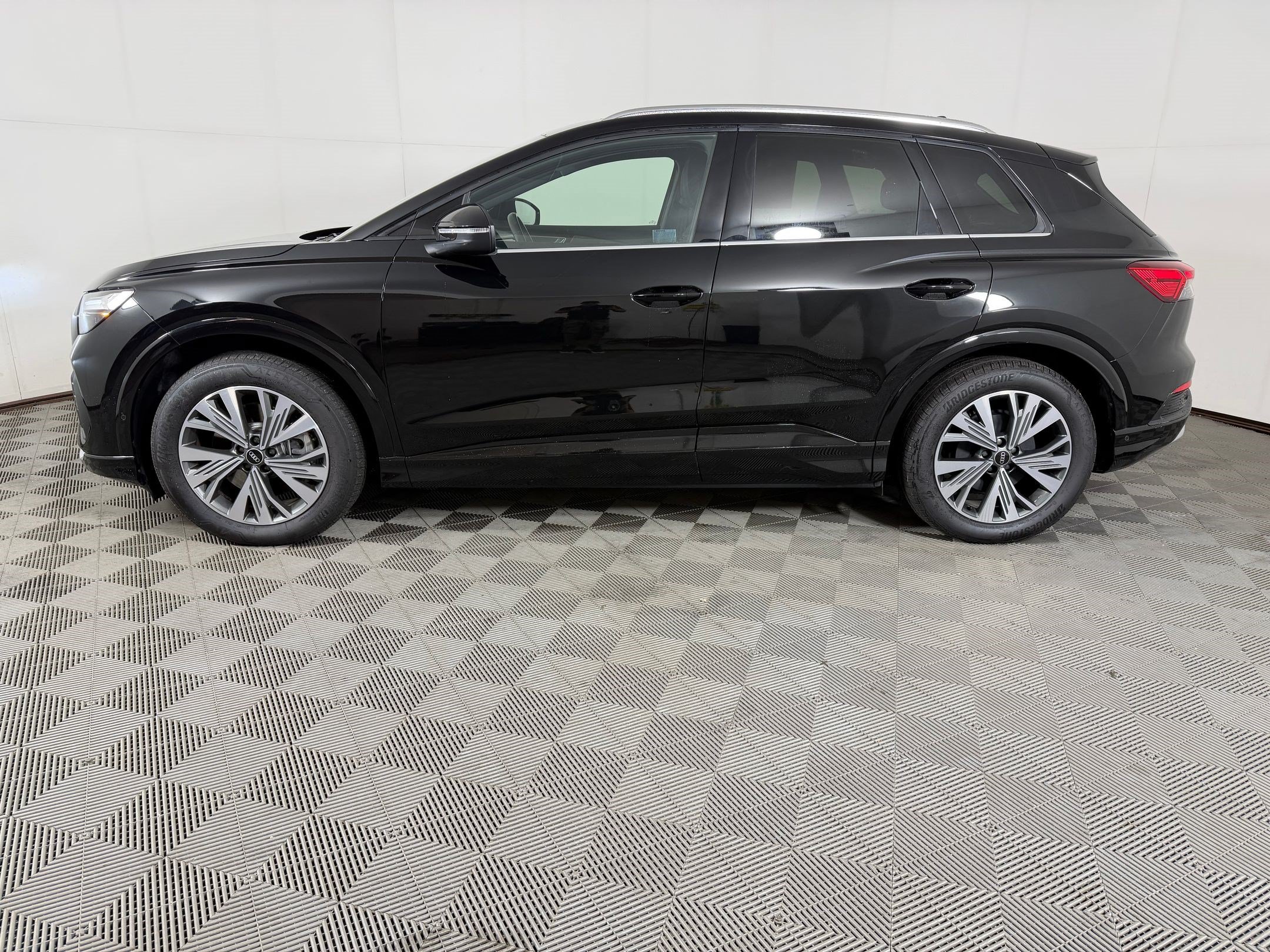 Used 2023 Audi Q4 e-tron Premium Plus w/ Premium Plus RWD image 2