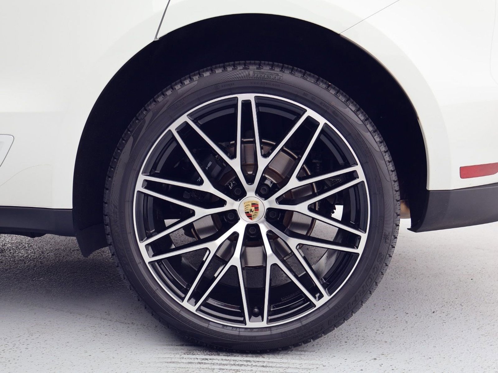 Certified 2025 Porsche Macan AWD/4WD image 26