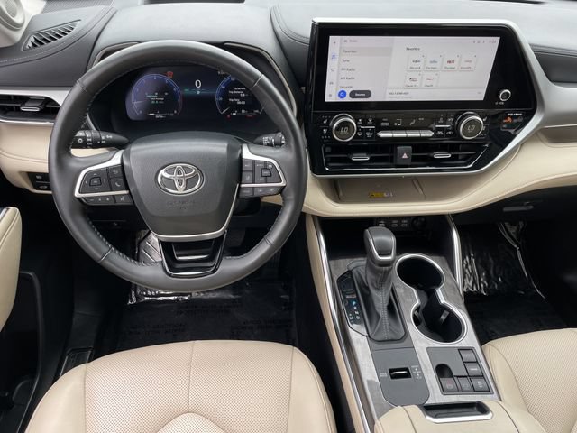 Used 2024 Toyota Highlander Platinum FWD image 10