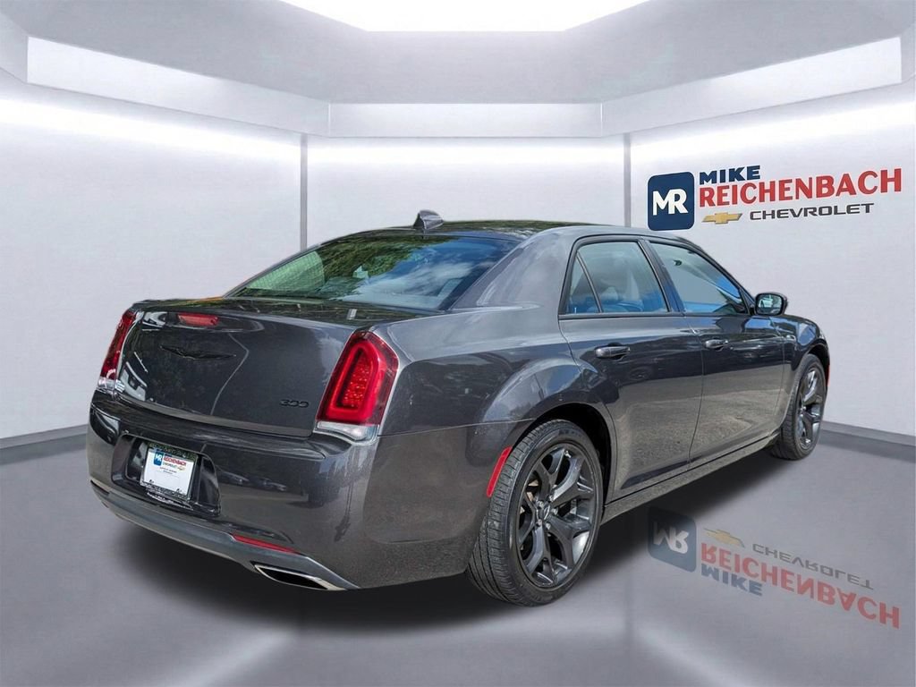 Used 2023 Chrysler 300 Touring w/ Sport Appearance Package RWD image 4
