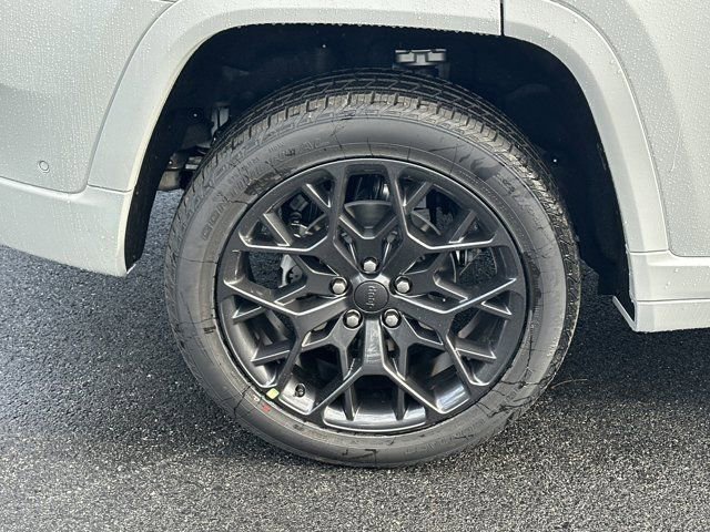 New 2025 Jeep Grand Cherokee Summit image 17