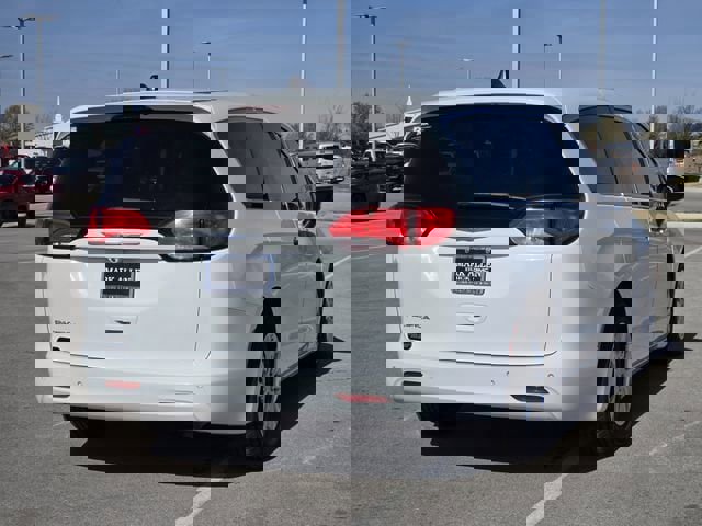 Used 2018 Chrysler Pacifica L image 7