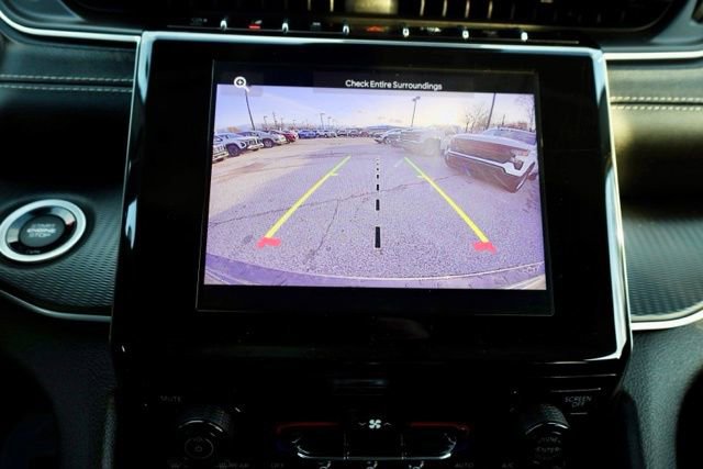 Used 2023 Jeep Grand Cherokee Laredo image 3