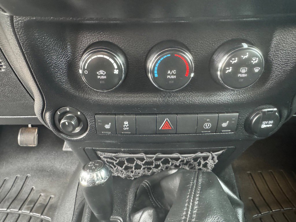 Used 2014 Jeep Wrangler Unlimited Sahara w/ Max Tow Package image 27