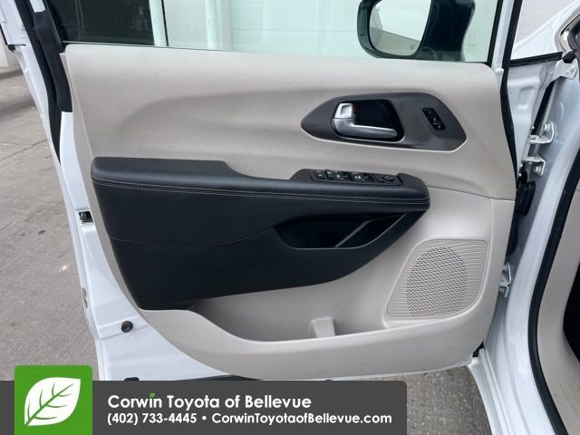 Used 2024 Chrysler Pacifica Touring-L image 10