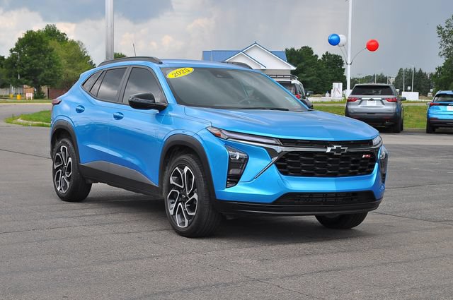 Used 2025 Chevrolet Trax RS w/ Driver Confidence Package FWD image 1