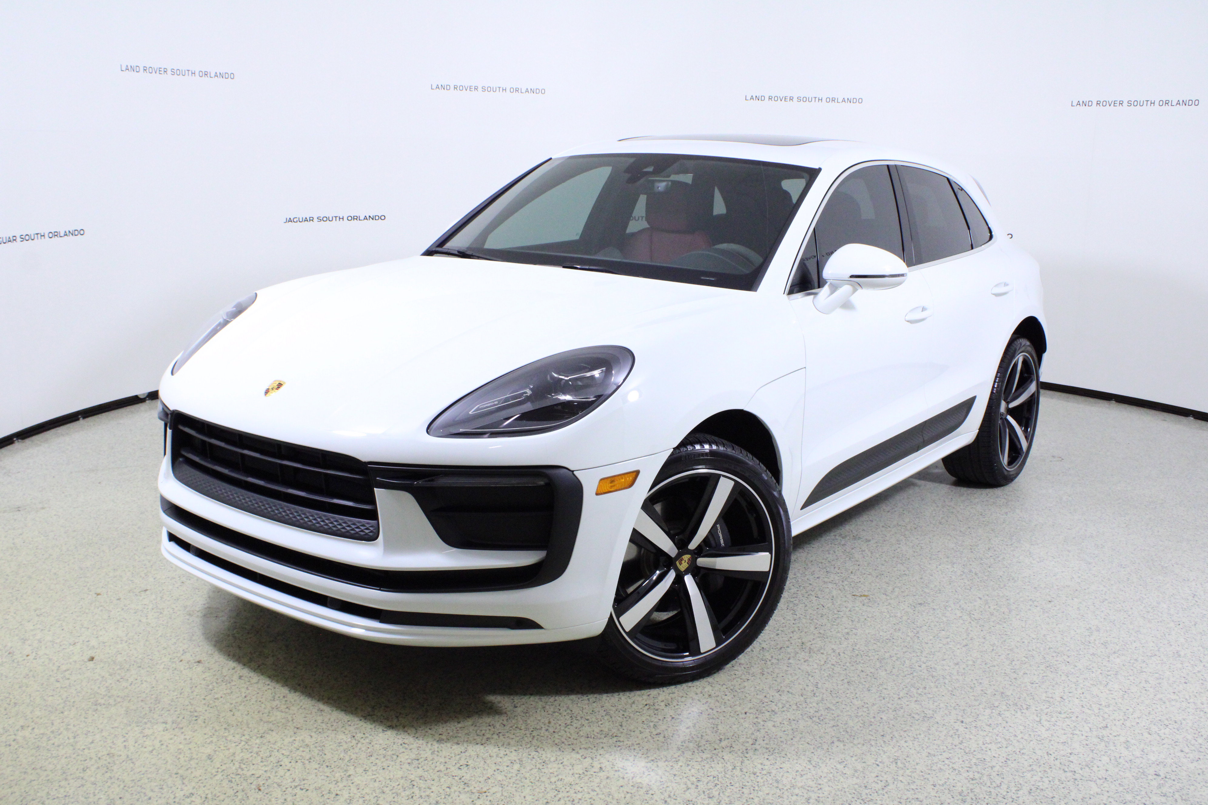 Used 2022 Porsche Macan AWD/4WD image 1