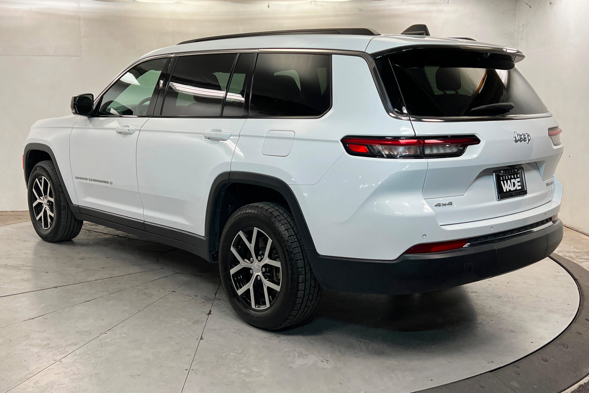 Used 2024 Jeep Grand Cherokee L Limited w/ Luxury Tech Group II image 3