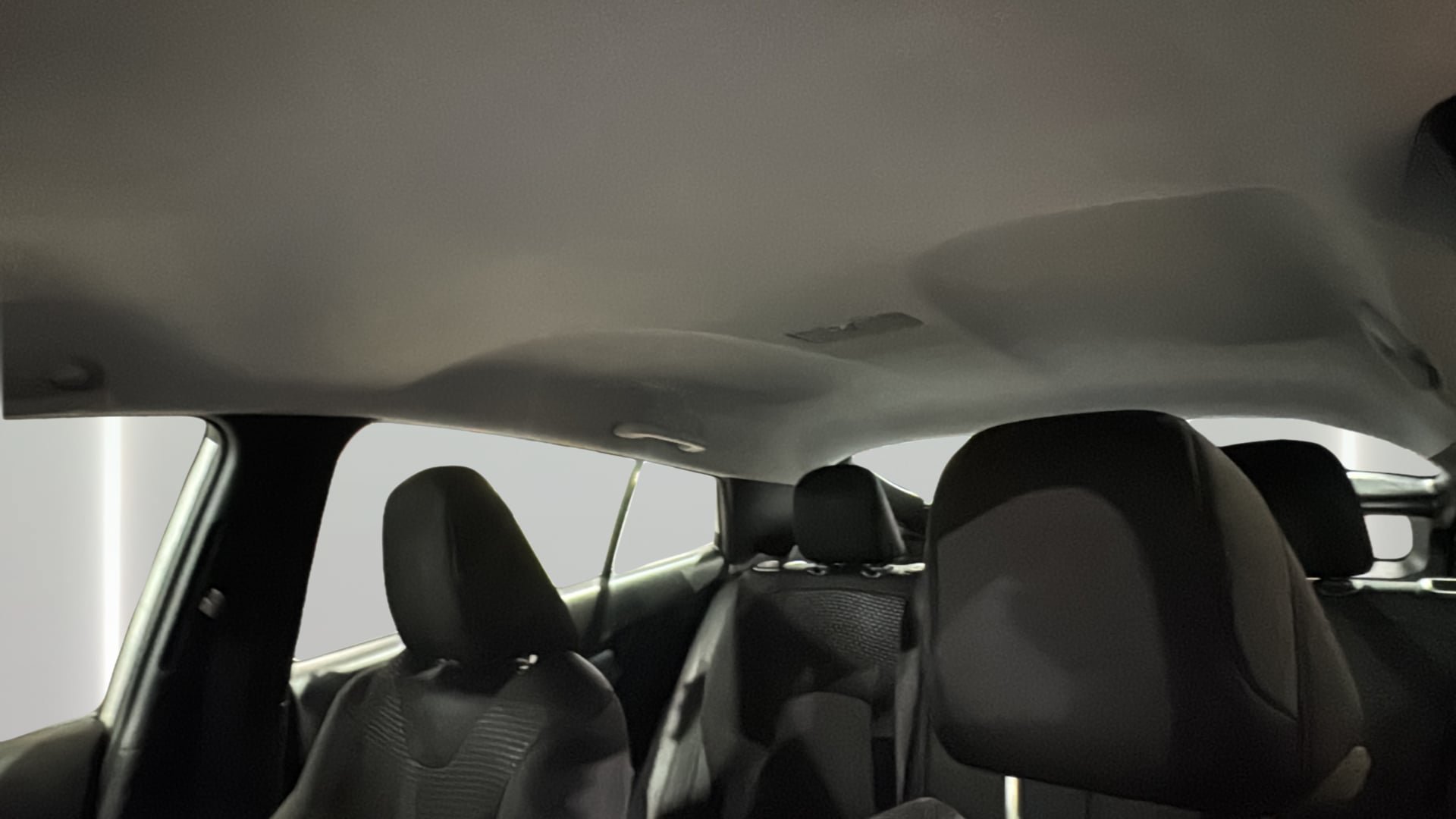 Used 2019 Toyota Prius LE w/ Preferred Accessory Package FWD image 32