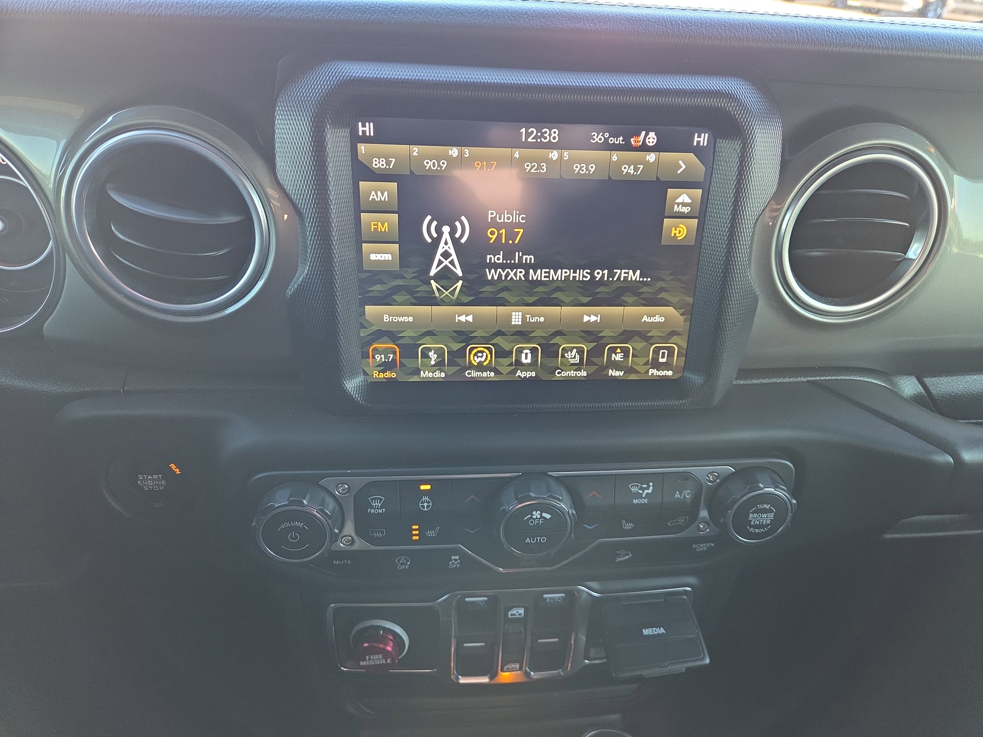 Used 2018 Jeep Wrangler Unlimited Sahara image 12