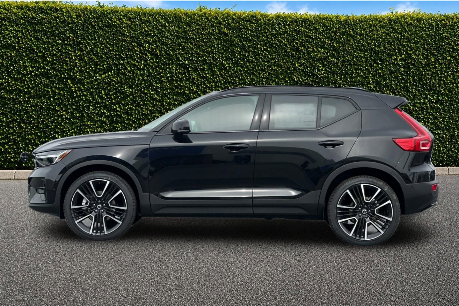 New 2026 Volvo XC40 B5 Ultra w/ Climate Package AWD/4WD image 3