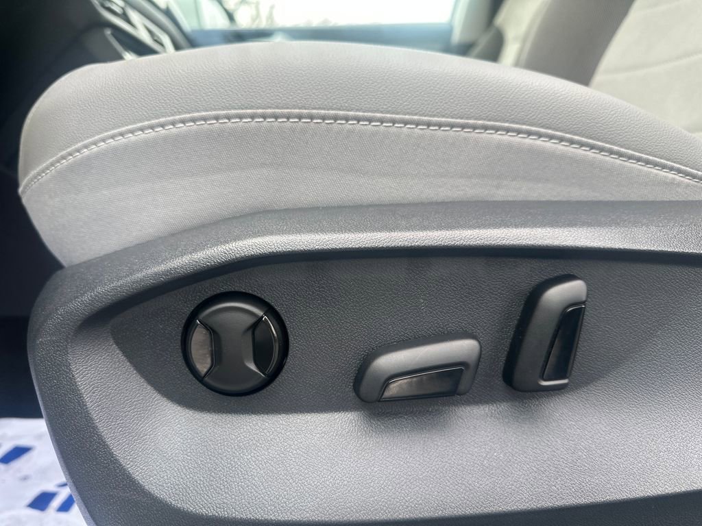 Used 2023 Volkswagen Taos SE w/ Panoramic Sunroof Package image 4