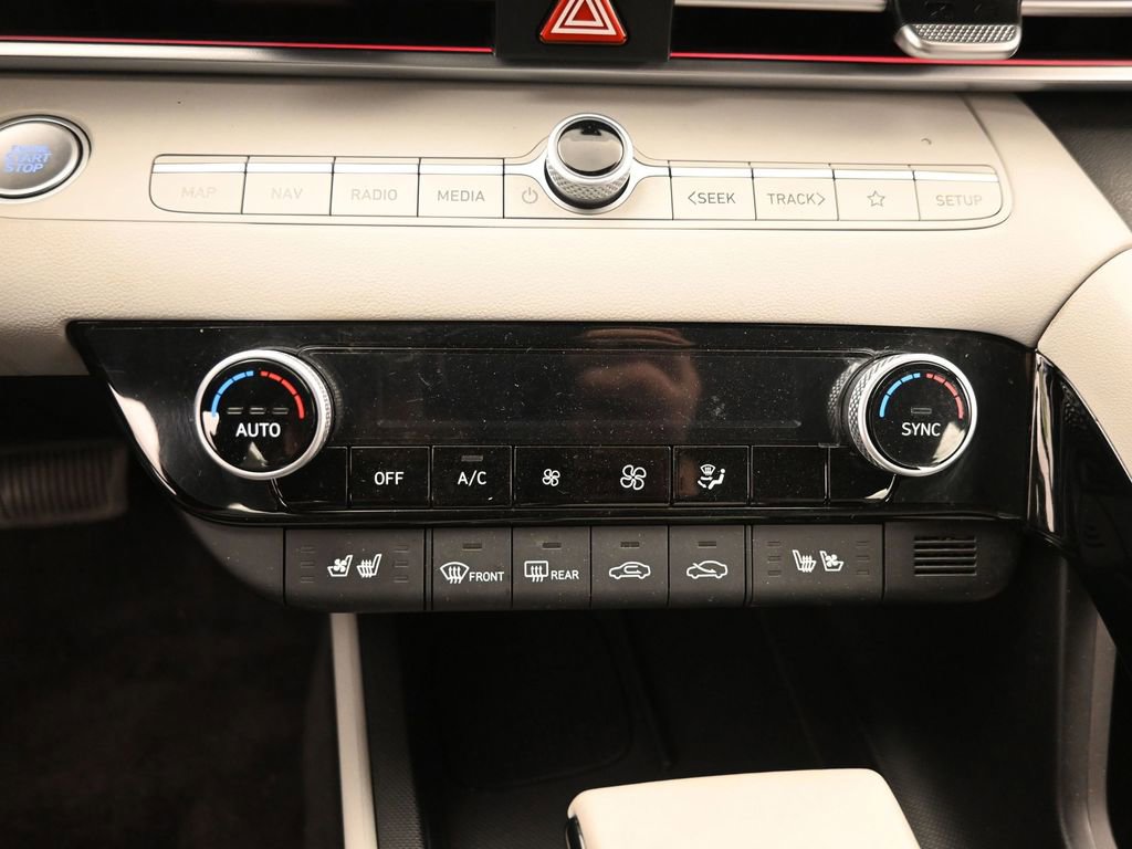 Used 2025 Hyundai Elantra Limited image 16