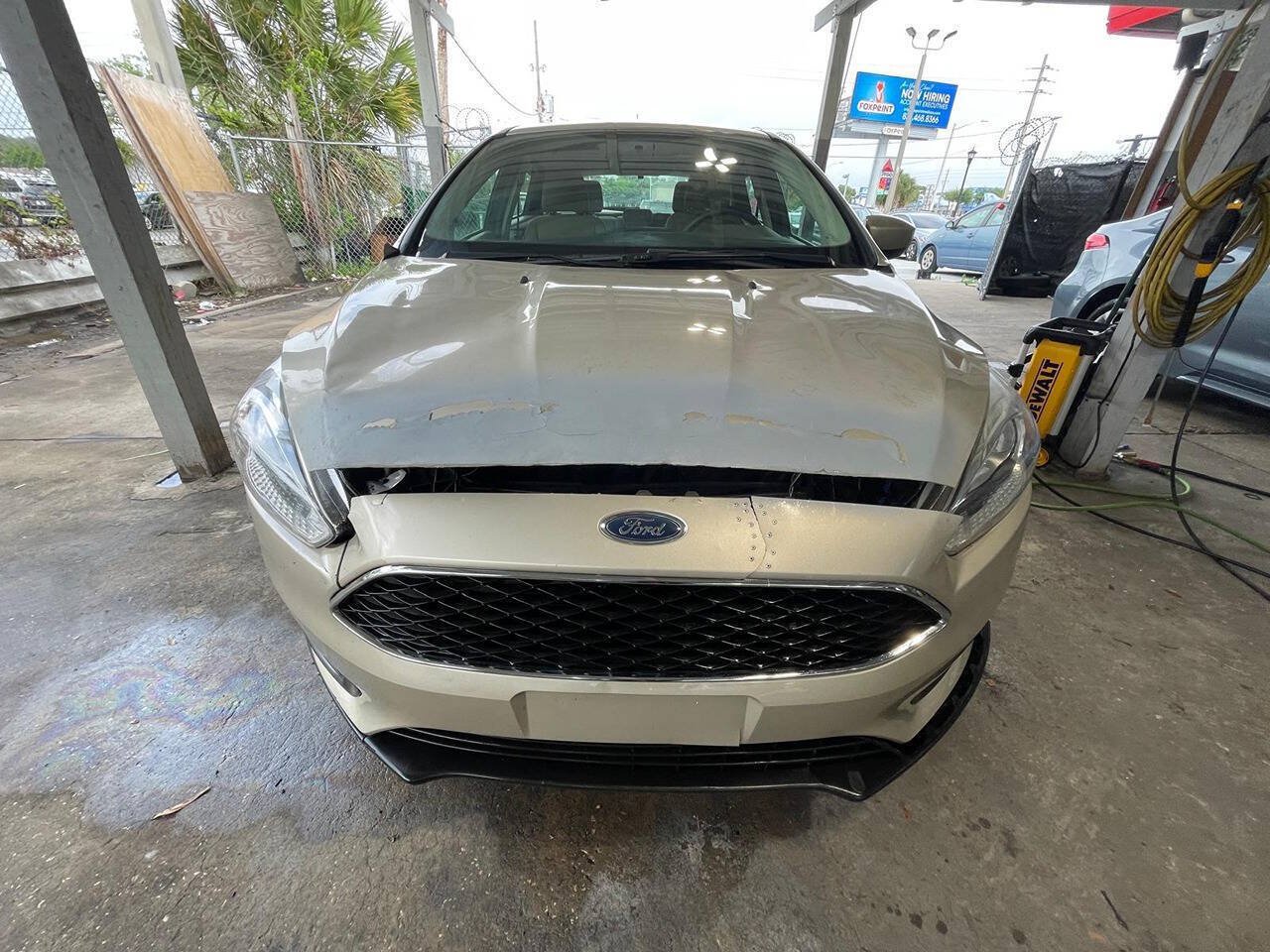 Used 2018 Ford Focus SE FWD image 1