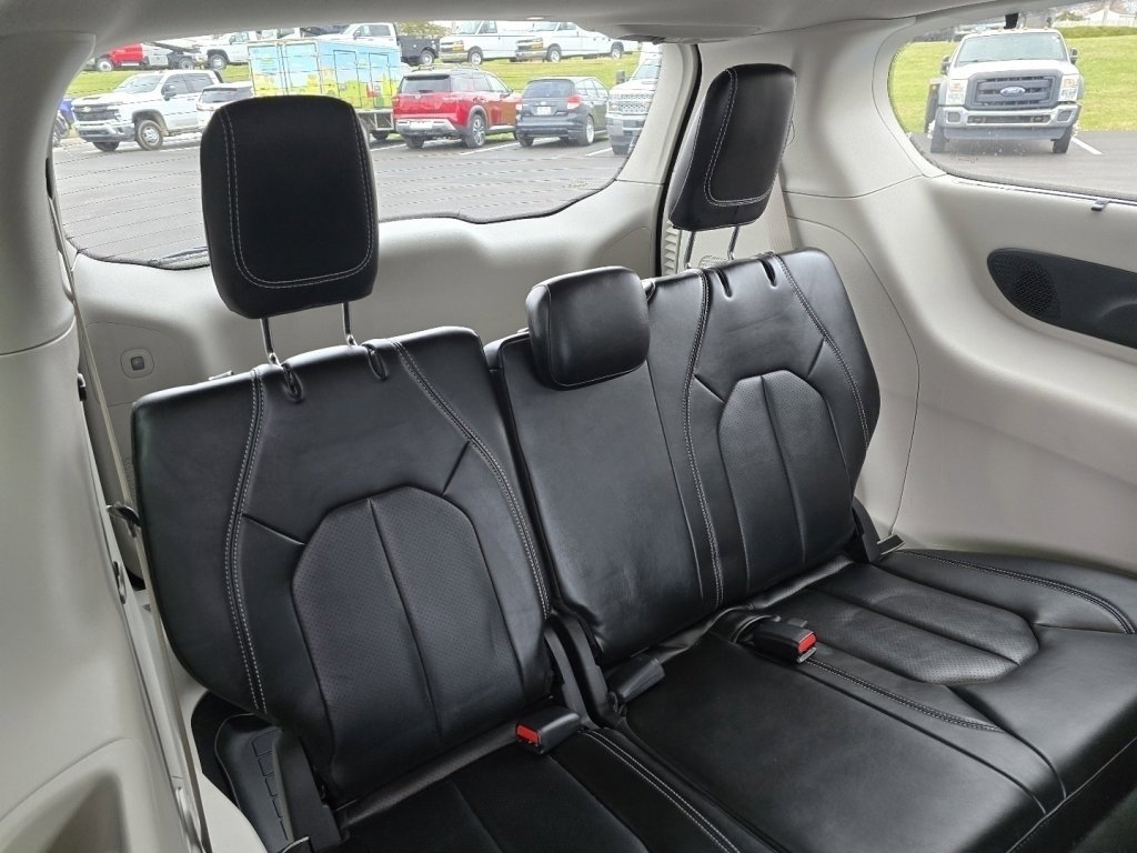 Used 2024 Chrysler Pacifica Touring-L w/ Uconnect Theater Family Group image 20