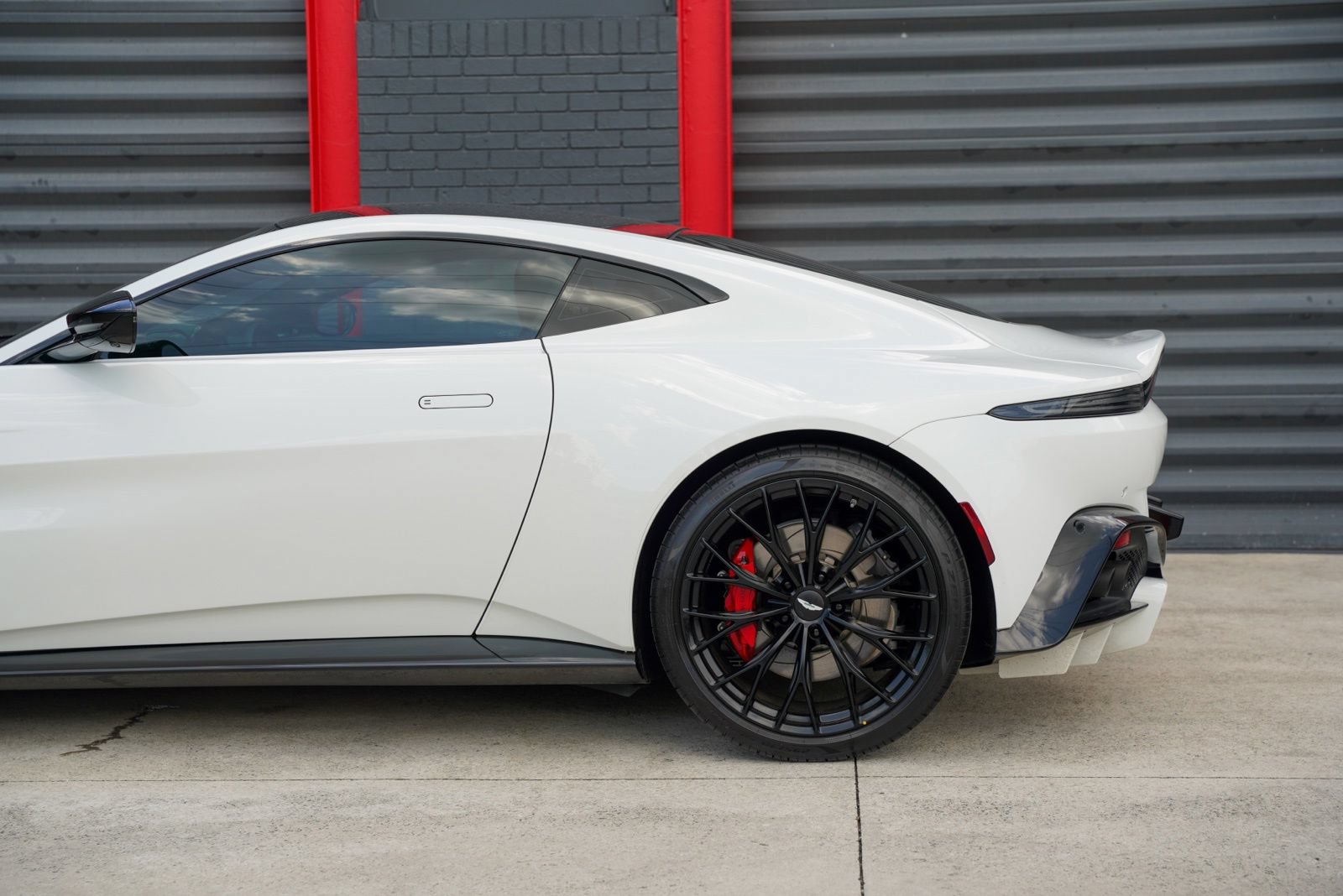 Used 2023 Aston Martin V8 Vantage Coupe RWD image 11