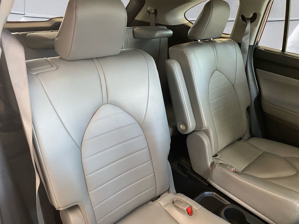 Used 2023 Toyota Highlander XLE image 16