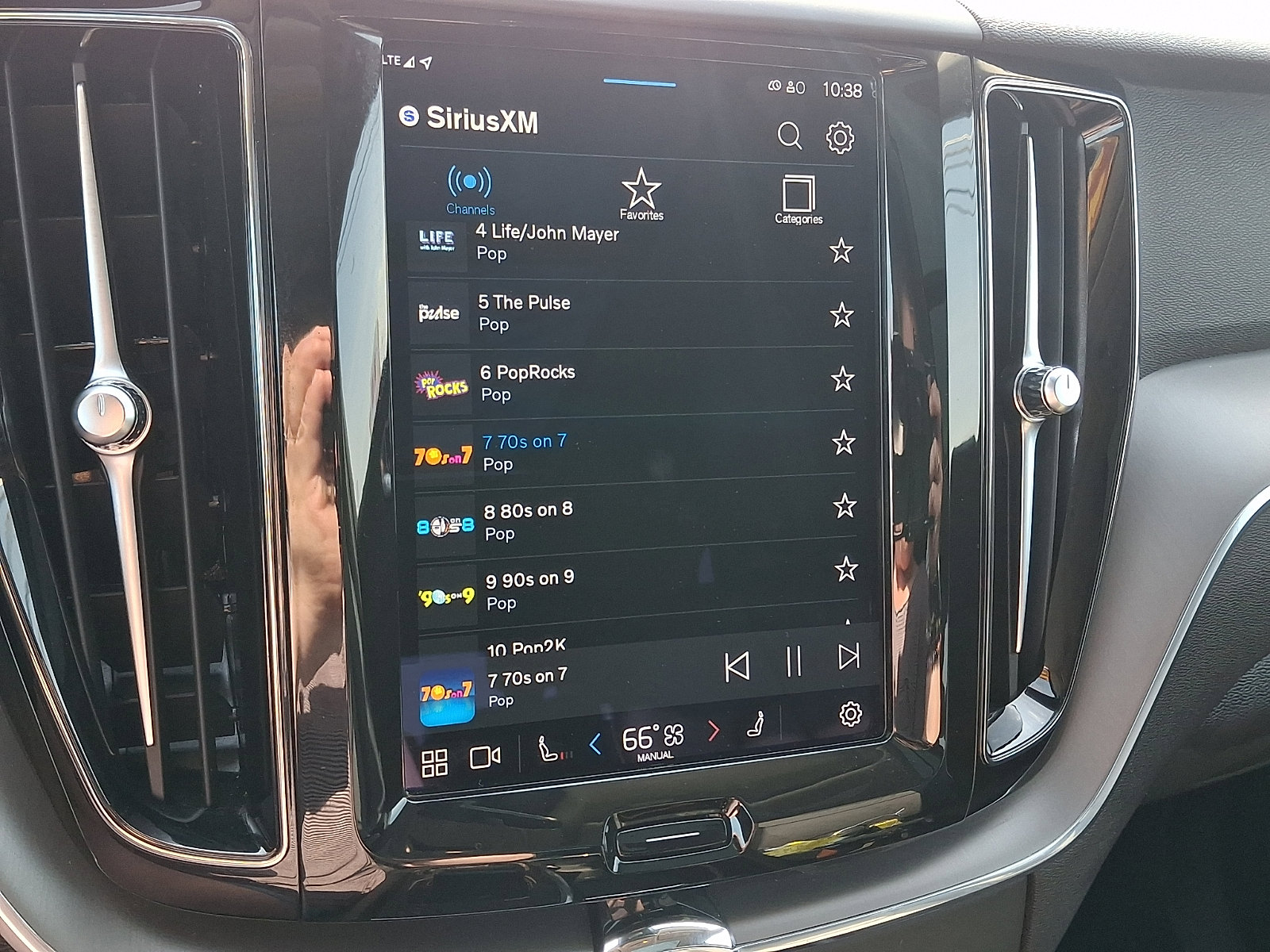 Used 2023 Volvo XC60 B5 Core AWD/4WD image 18