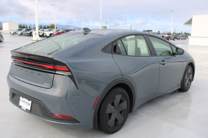 Used 2024 Toyota Prius LE image 3